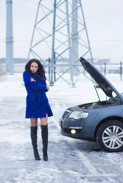 Frozen woman waits for roadside assistance — Stock Photo, Image