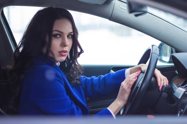 魅力的な女性が車を運転 — ストック写真