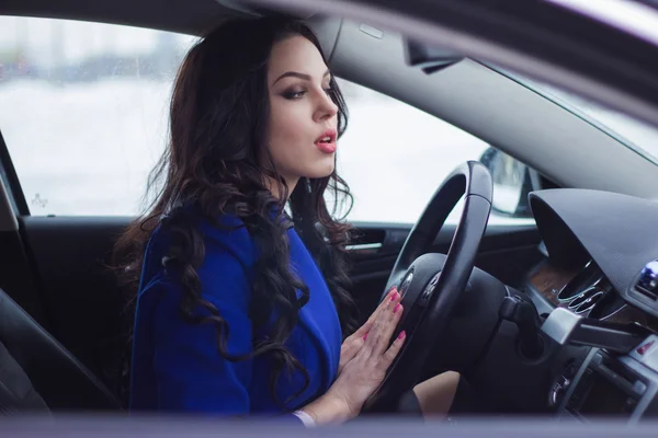 魅力的な女性が車のフロント ガラスにしんみりと見える — ストック写真