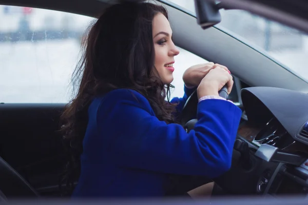 Sonriente chica detrás del volante — Foto de Stock