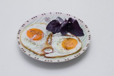 Fesleğenli iki yumurta yumurtadan