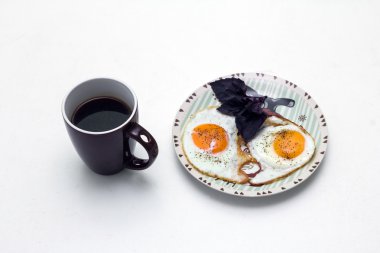 Sabah kahvaltı kahve ve yumurta ile