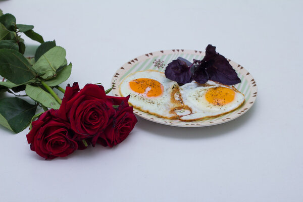 Café da manhã romântico com flores e ovos — Fotografia de Stock