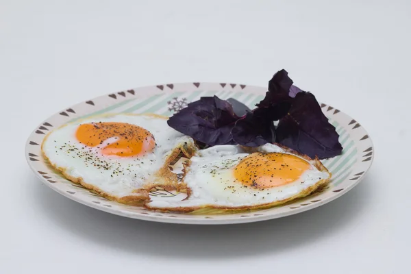 Huevos de dos huevos con albahaca — Foto de Stock