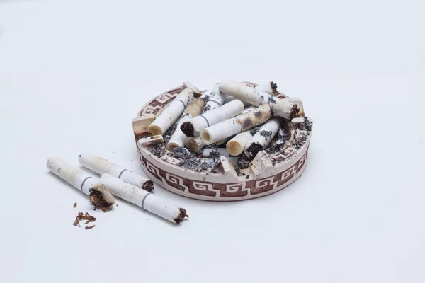 Många cigaretter i en askkopp — Stockfoto