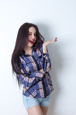 Çekici yaramaz genç kadın winks