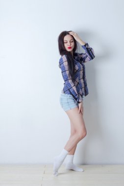 Oynak esmer ördek ile yüz kamera için pozlar