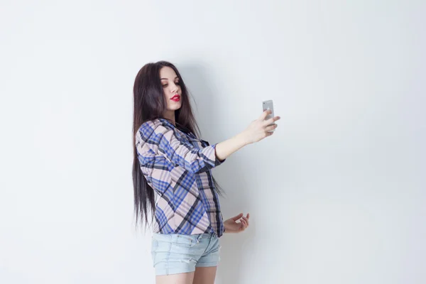 Mooie gelukkig vrouw doen selfie met haar smartphone — Stockfoto