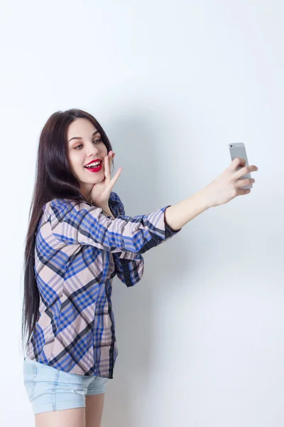 Mooi blij meisje doen selfie met haar smartphone — Stockfoto