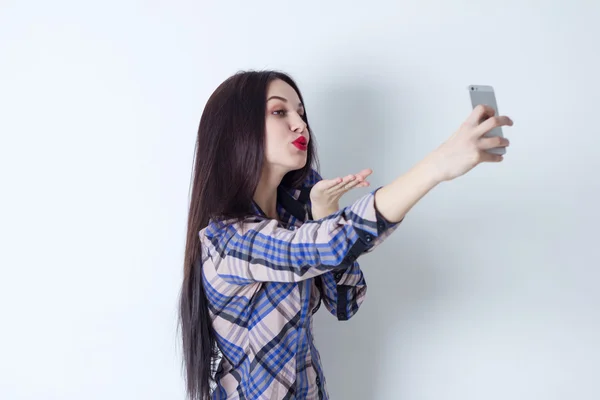 Mooie gelukkig vrouw doen selfie en verzendt een kus naar de camera — Stockfoto