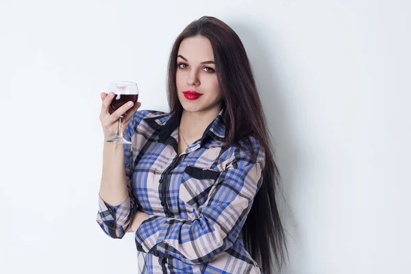Muchacha atractiva con una copa de vino tinto — Foto de Stock