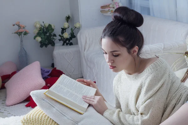 Fiatal nő, leafing keresztül kedvenc könyve — Stock Fotó