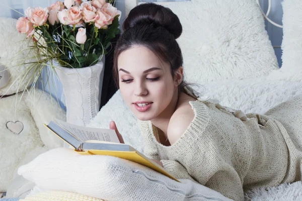 Olvasson egy könyvet a szobában érdeklődéssel lány — Stock Fotó