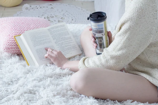 Girl reading a book closeup — Stock Photo, Image