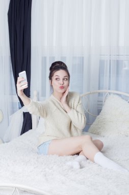 Selfie odasında smartphone taking bir ördek yüz çekici kız