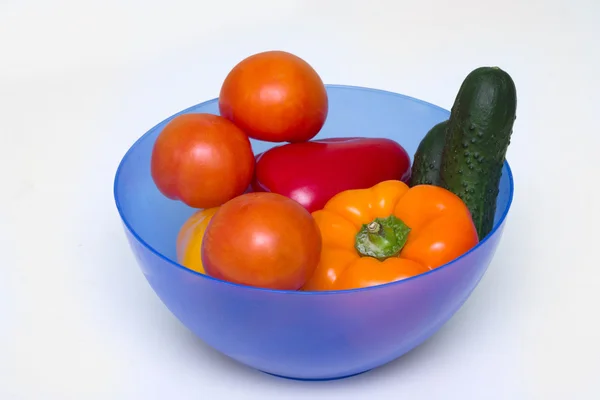 Diferentes verduras enteras de diferentes colores en un tazón para una ensalada — Foto de Stock