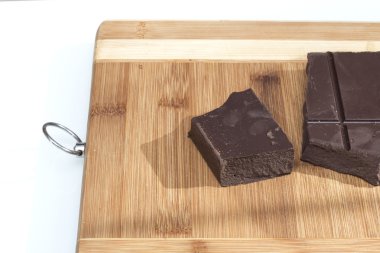 Bir kesme tahtası üzerinde kahverengi sütlü çikolata Döşe