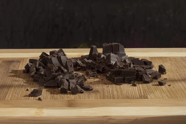 Granulowany ciemny pyszne czekolady na pokładzie cięcia — Zdjęcie stockowe
