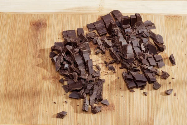 Гранулированный коричневый сладкий шоколад — стоковое фото