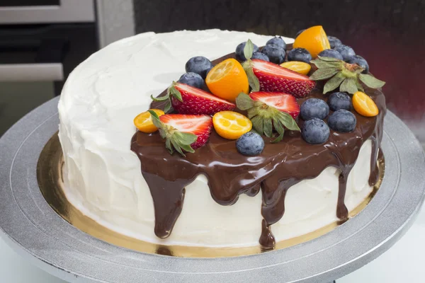 Bella torta colorata con bacche piene di cioccolato — Foto Stock