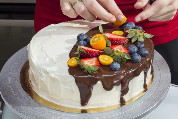 Chef decora torta di bacche con kumquat — Foto Stock