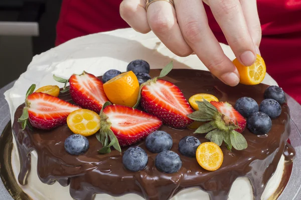 Chef decora torta di bacche con kumquat — Foto Stock