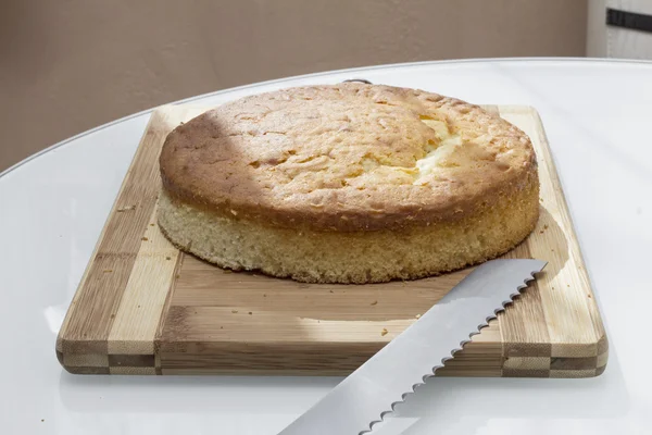 Повітряний смачний бісквітний торт з ножем — стокове фото