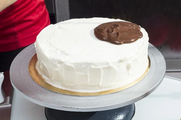 La donna inizia a versare torta da cioccolato fuso — Foto Stock