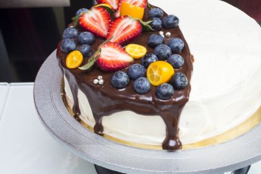 Berry kremalı pasta