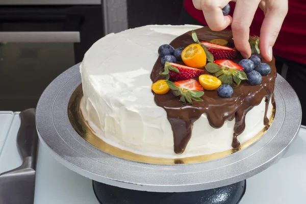 Torta con fragole, mirtilli, kumquat condita con cioccolato — Foto Stock