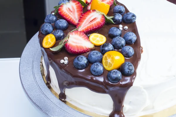 Torta con fragole, mirtilli, kumquat condita con cioccolato — Foto Stock