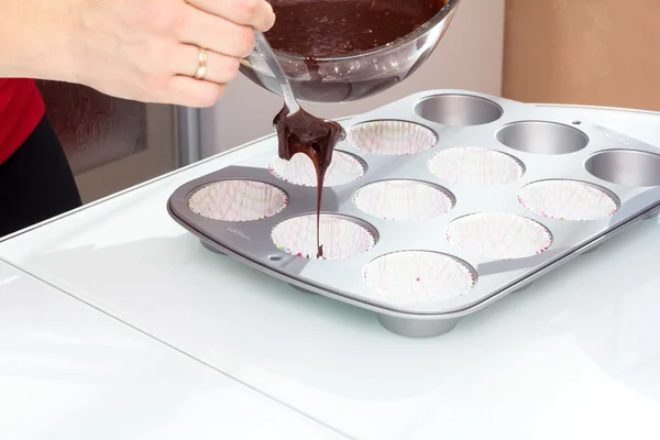 Baker χύνει σοκολάτα σε ένα καλούπι για ψήσιμο — Φωτογραφία Αρχείου