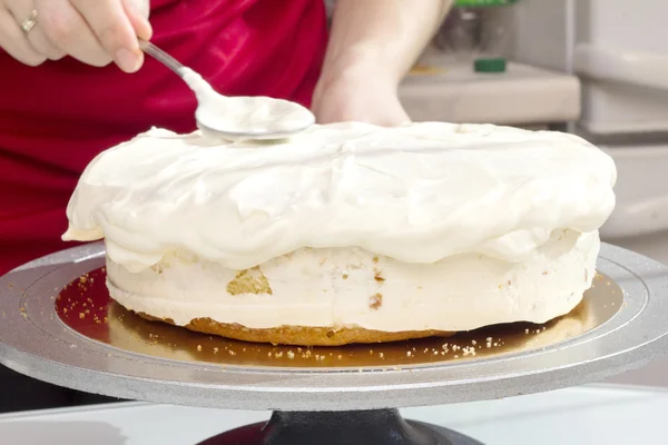 Cook εξαπλώνεται κρέμα στην τούρτα — Φωτογραφία Αρχείου