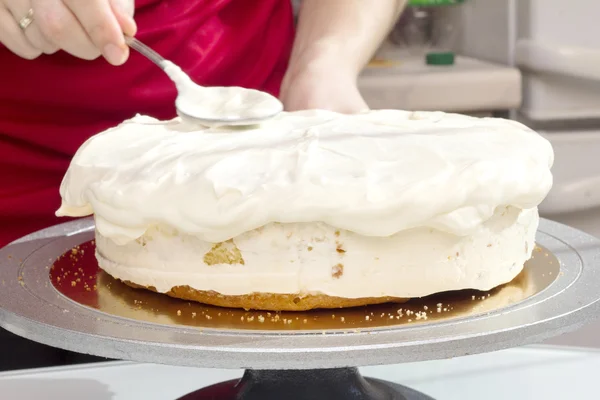 Cook kek üzerine krema yayılır