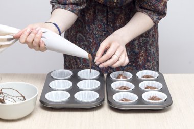 Yemek ve ev kavramı - kek kalıpları ile hamur doldurarak el yakın çekim