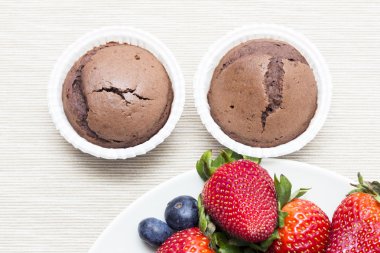 İki çikolatalı kek naer çilek ve yaban mersini