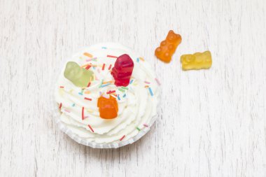 Beyaz krema ve marmelat ile lezzetli cupcakes