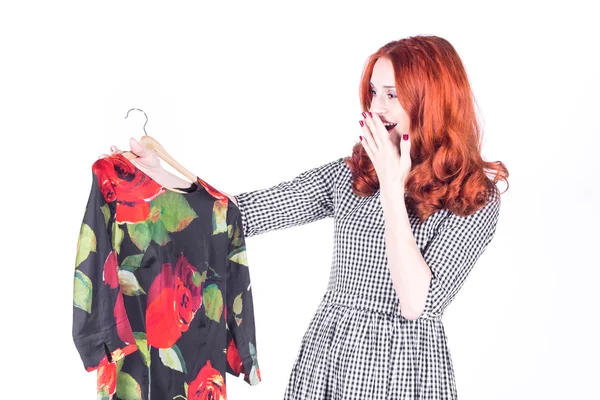 Mujer atractiva mujer sonriente mira fijamente a Dress —  Fotos de Stock