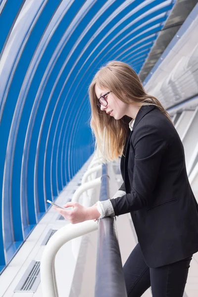 Intelligens üzleti nő gépelés egy üzenet telefon — Stock Fotó