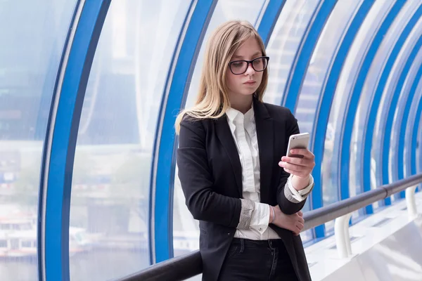 Intelligent business woman corresponds with the client by phone — Stock Photo, Image