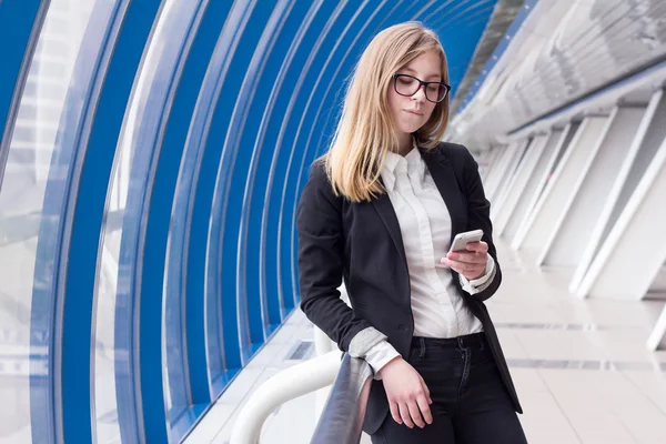 Mulher de negócios inteligente corresponde com o cliente por telefone — Fotografia de Stock