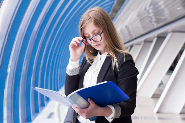 Unga företag kvinna läser dokument-mappen — Stockfoto