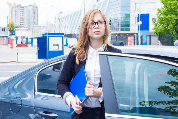 Geschäftsfrau mit Papieren aus dem Auto — Stockfoto