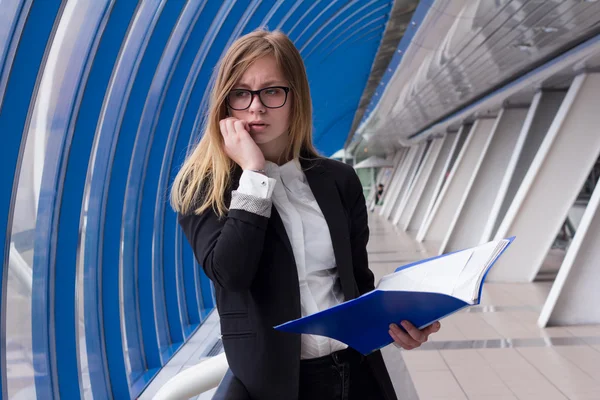 Business woman talking on the phone with a folder with documents in hand — Stock Photo, Image