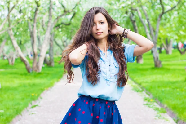 Bella donna con i capelli ricci nel parco verde — Foto Stock