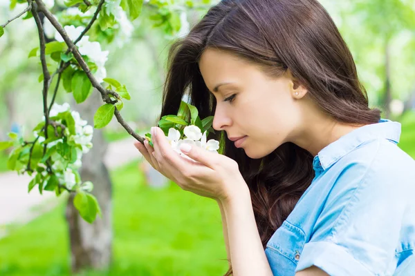 Giovane donna sente odore di fiore di mela — Foto Stock