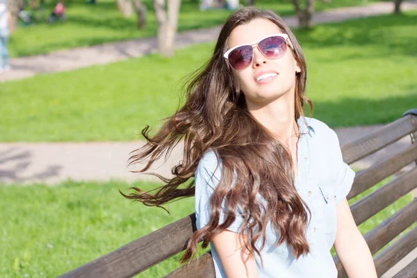 Portrait d'été de femme riante avec lunettes de soleil et cheveux en streaming — Photo