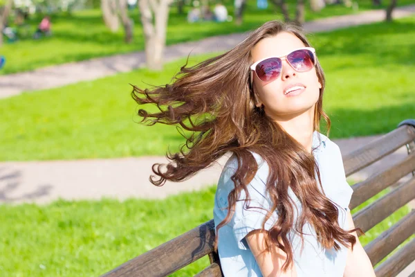 Portrait d'été de femme riante avec lunettes de soleil et cheveux en streaming — Photo