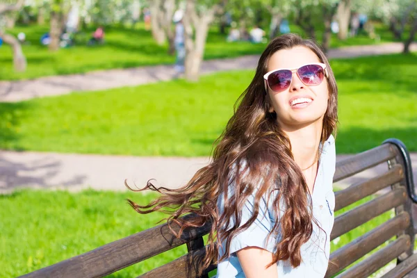 Ritratto estivo di donna ridente con occhiali da sole e capelli in streaming — Foto Stock