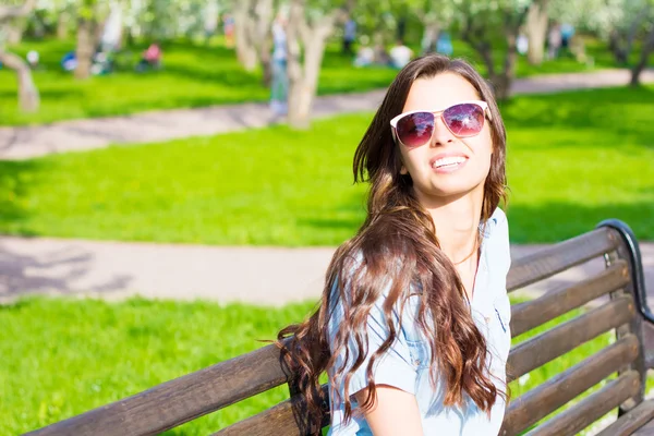 Ritratto estivo di donna ridente con occhiali da sole e capelli in streaming — Foto Stock